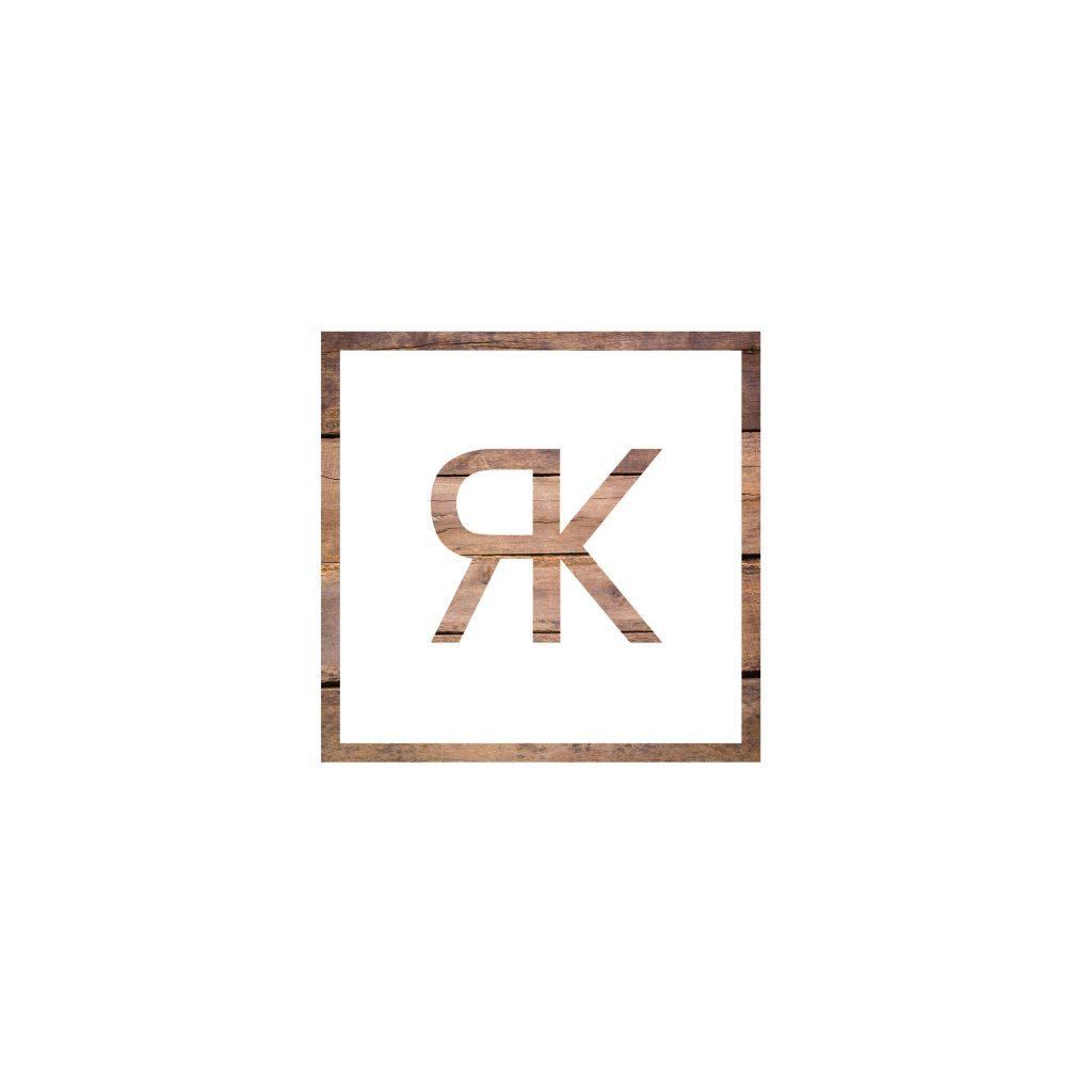 Ireen Alshut Logo mit den Buchstaben R und K in Holzoptik