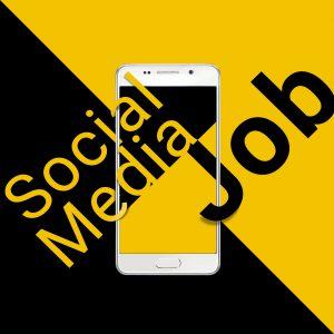 Handy mit gelb/schwarzem Hintergrund und den Worten Social Media Job verschlungen / Ireen Alshut
